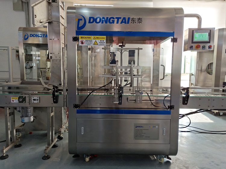 一瞬間，東泰全自動(dòng)食用油灌裝機(jī)給你一百萬個(gè)可能